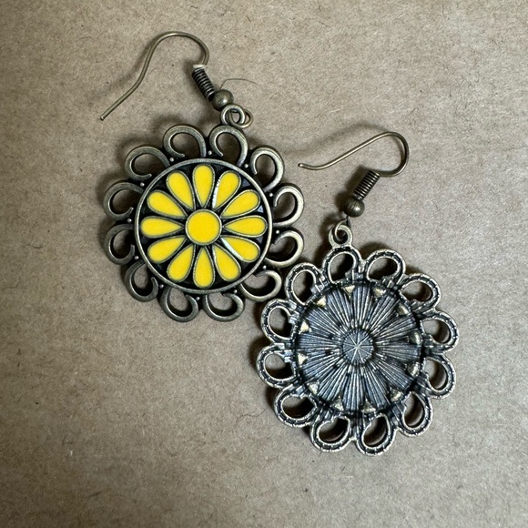 Vintage-Style Yellow Floral Alloy Dangle Earrings with Antique Bronze Finish - Picture 3 of 3